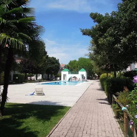 Relaxing With Garden And Pool Апартаменти